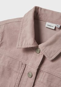 Hellrosa Cordjackenkragen mit Metallschnappknöpfen und einem sichtbaren Stoffmarkenetikett mit der Aufschrift "name it."