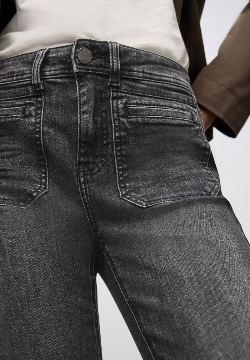Jeans in denim grigio con una finitura leggermente invecchiata, design a cinque tasche e chiusura con bottone metallico in vita. Caratterizzati da una vestibilità classica.