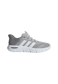 Grauer Sportschuh mit weißer Sohle, mit Mesh-Obermaterial, drei weißen Streifen an der Seite und gedämpfter Sohle mit der Aufschrift "Cloudfoam Flex."