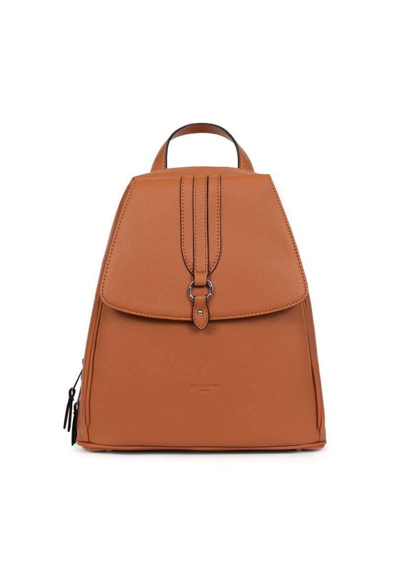 Sac à dos en cuir brun clair avec une forme structurée, une poignée supérieure et une fermeture à rabat. Il présente des coutures noires et une fermeture éclair sur le côté pour un accès supplémentaire.