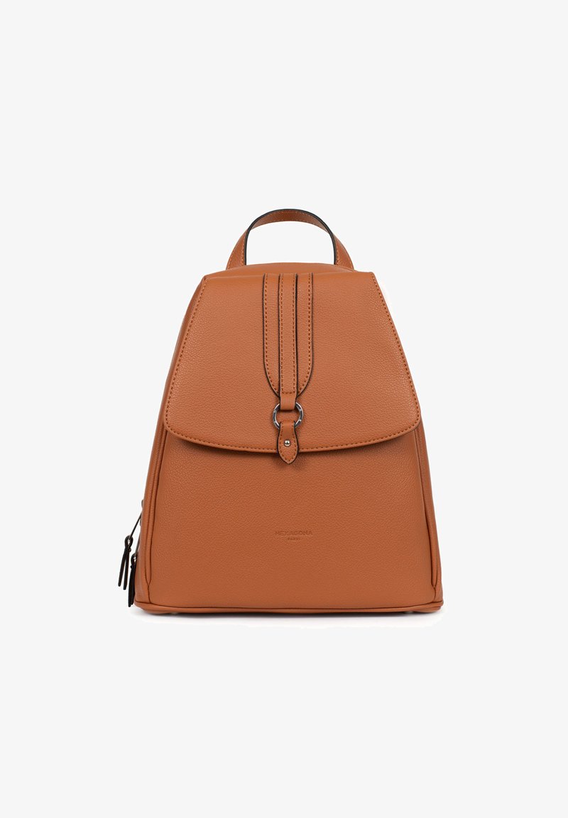 Sac à dos en cuir brun clair avec une forme structurée, une poignée supérieure et une fermeture à rabat. Il présente des coutures noires et une fermeture éclair sur le côté pour un accès supplémentaire.