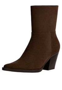 Smeđe nubuk čizme do gležnjeva s suženim prstom, elegantnim dizajnom, blok petom visinom od 7,5 cm i suptilnim detaljima šivanja duž šavova.