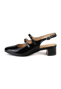 Chaussure slingback en cuir verni noir avec un bout carré, deux boucles ajustables, un talon d'environ 3 cm et une finition lisse et brillante.
