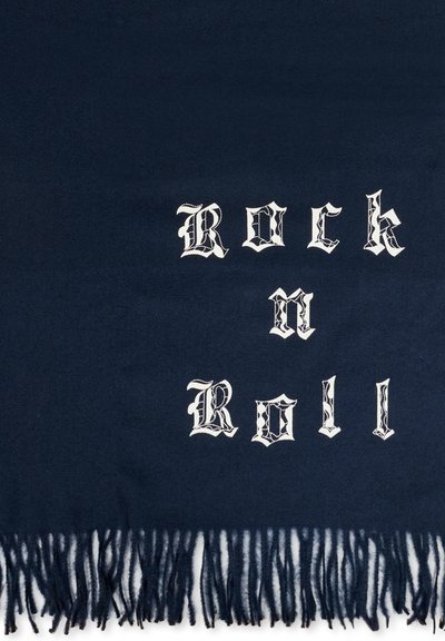 Coperta blu navale con bordi frangiati, caratterizzata da testo in stile gotico bianco che scrive "Rock n Roll" in un font decorativo.