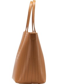 Sac fourre-tout en cuir marron clair avec texture perforée, forme angulaire et double poignées. Présente une finition lisse et une fermeture supérieure sécurisée.