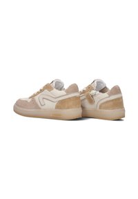 Beige en crèmekleurige sneakers met suède en gladde leren texturen, met een laag profiel, ronde neus en contrasterende designelementen.