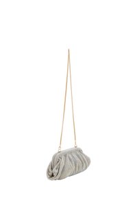 Clutch da sera in argento metallico con texture arricciata, tracolla in catena dorata e forma strutturata. Dotato di chiusura a incastro.