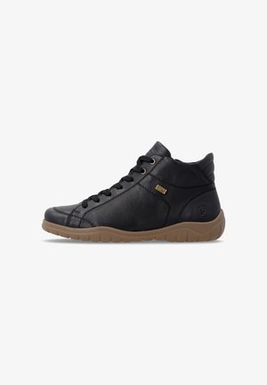 Scarpa alta in pelle nera con lacci neri e suola in gomma marrone, con una piccola targhetta dorata sul lato e dettagli cuciti.
