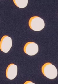 Tejido azul marino con grandes patrones circulares blancos contorneados en naranja. Textura suave con un brillo sutil, adecuado para prendas de vestir o accesorios.