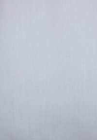 Tela gris clara con una textura suave, que presenta un patrón de tejido sutil y uniforme, sin acentos visibles ni detalles de hardware.