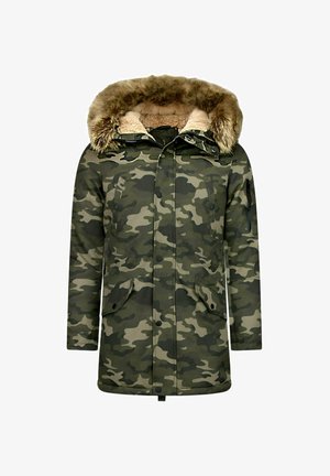 Lange winterparka met camouflageprint, met een capuchon gevoerd met bont, sluiting met knopen en ritssluiting, en klepzakken aan de voorkant.