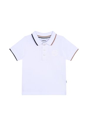Polo blanc à manches courtes, avec des bordures noires et brunes sur le col, patte de boutonnage à trois boutons et logo brodé sur la poitrine.
