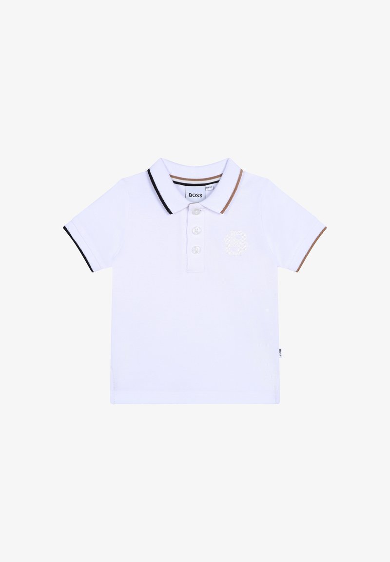 Polo blanc à manches courtes, avec des bordures noires et brunes sur le col, patte de boutonnage à trois boutons et logo brodé sur la poitrine.