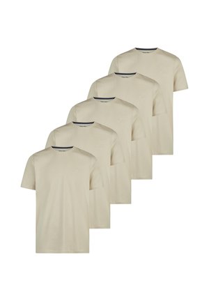Fem beige kortærmede T-shirts med rund hals, arrangeret i en forskudt formation med et lille logo på den øverste del af brystet.