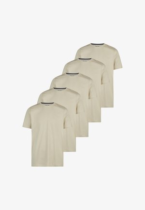 Fem beige kortærmede T-shirts med rund hals, arrangeret i en forskudt formation med et lille logo på den øverste del af brystet.