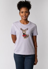 Lichtpaarse katoenen t-shirt met een gedetailleerd geborduurd reekalf en een rode strik. Korte mouwen en een ronde hals.