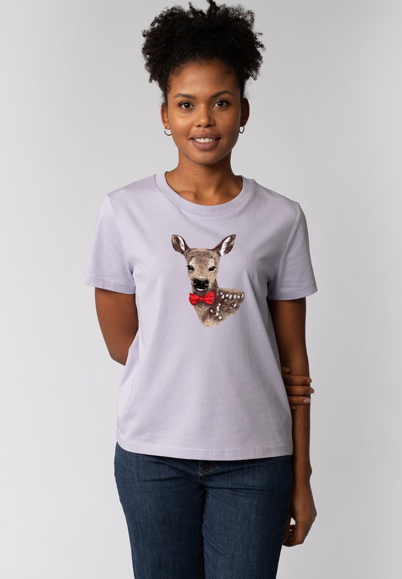 Lichtpaarse katoenen t-shirt met een gedetailleerd geborduurd reekalf en een rode strik. Korte mouwen en een ronde hals.