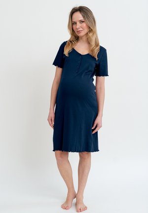 Camicia da notte per gravidanza di colore blu navy realizzata in tessuto morbido, con scollatura a barchetta, maniche corte, tre bottoni e orlo ondulato.