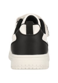Baskets noir et blanc avec une tige en cuir lisse, un col rembourré, des accents contrastants et une semelle en caoutchouc texturée avec des rainures.