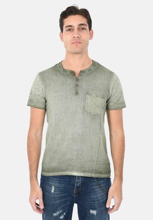 T-shirt Henley verde a maniche corte con finitura testurizzata, placket a tre bottoni e taschino sul lato sinistro del petto.