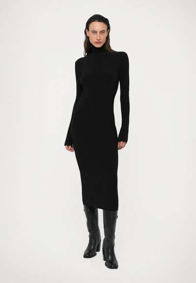 Črna, dolgosleeve obleka s turtleneck ovratnikom in prilegajočim krojem, ki sega do sredine tele, izdelana iz gladkega, raztegljivega materiala.