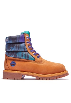 Botte en cuir fauve avec col rembourré violet et bleu sarcelle, lacets violets, logo bleu sur le côté et semelle épaisse en caoutchouc avec crampons profonds.