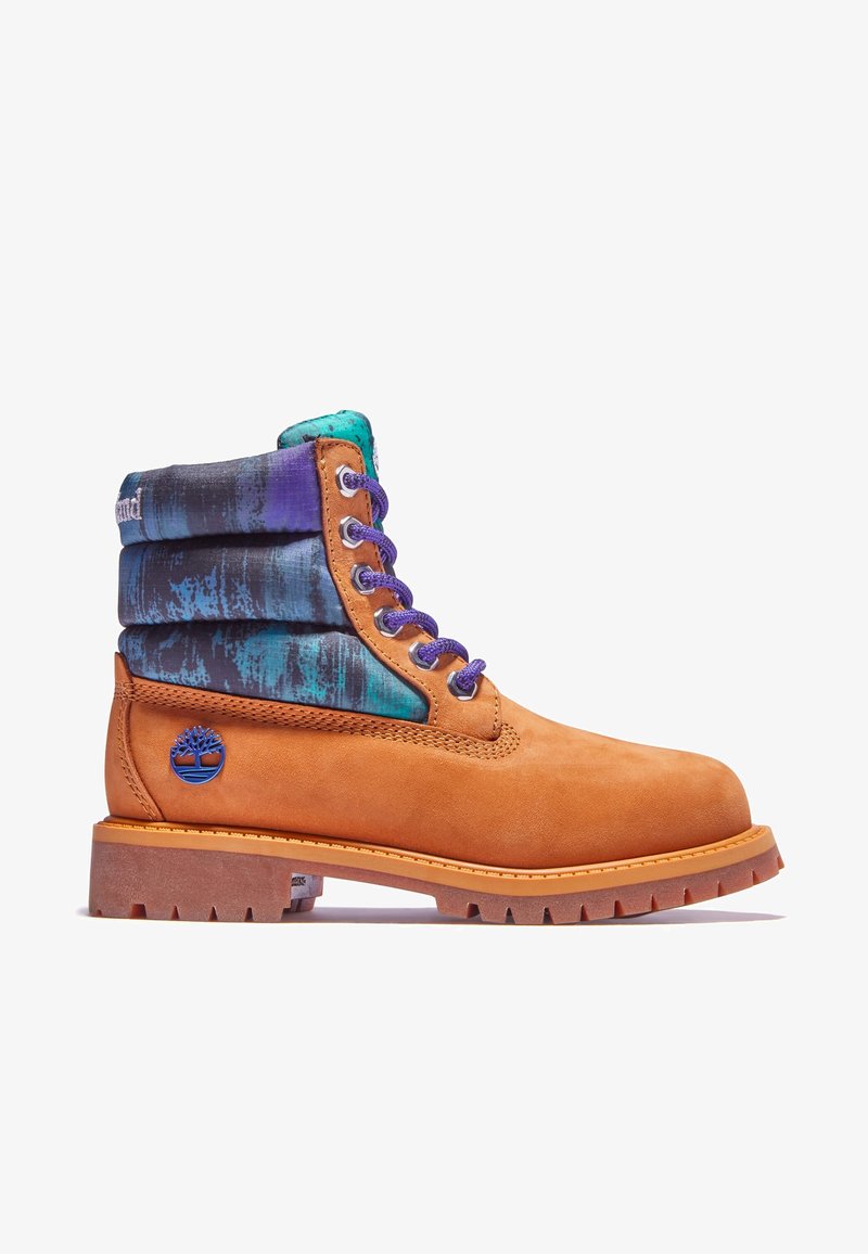 Botte en cuir fauve avec col rembourré violet et bleu sarcelle, lacets violets, logo bleu sur le côté et semelle épaisse en caoutchouc avec crampons profonds.