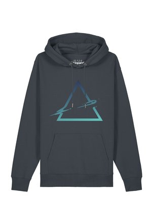 Dunkelgrauer Kapuzenpullover mit Fronttasche und einer blauen Farbverlauf-Dreiecksgrafik, die von einer diagonalen, geschwungenen Linie auf der Brust durchkreuzt wird.