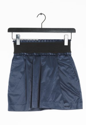 Jupe plissée marine avec une taille élastique noire, fabriquée en tissu lisse. Dotée d'une finition volantée le long de la taille et d'un ourlet droit.