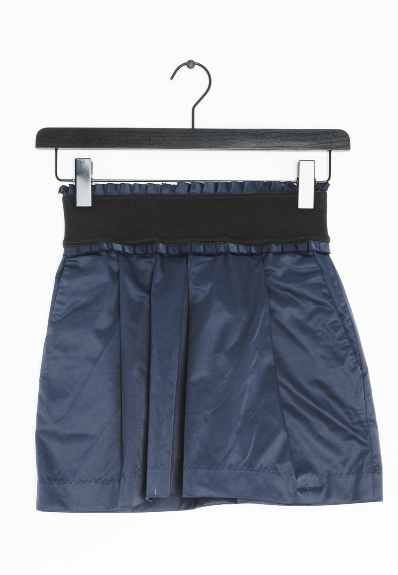 Námornická plisovaná sukně s černým elastickým pasem, vyrobená z hladkého materiálu. Má volánkový lem podél pasu a rovný lem.