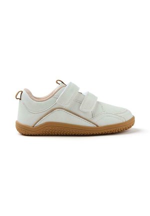 Baskets blanches pour enfants avec deux bandes Velcro, accents beige et semelle en caoutchouc texturé avec un motif en zigzag. Matériau doux et lisse.