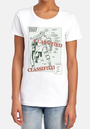 Weißes T-Shirt mit einer detaillierten schwarz-roten Skizze von Doctor Dooms Rüstung, gekennzeichnet mit ""Classified"" in roten Buchstaben.