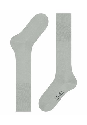 Chaussettes en coton gris clair avec une texture lisse et un design côtelé subtil. Le logo est imprimé sur la semelle.