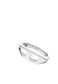 Zilveren metalen ring met een platte band, voorzien van een unieke uitsnijdingen. Gegraveerd met "10 DIESEL" aan de binnenkant. Glad oppervlak.
