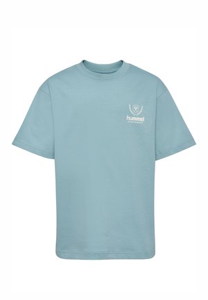 T-shirt en coton bleu clair à manches courtes, col rond, avec un petit logo blanc "hummel" sur le côté gauche de la poitrine.