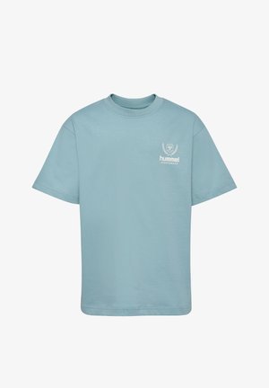 Lyseblå bomulds-T-shirt med korte ærmer, rund halsudskæring og et lille hvidt "hummel" logo på venstre brystområde.