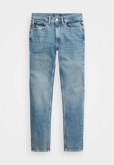 Jeans de ganga azul claro com um design de perna reta, apresentando cinco bolsos, rebites de cobre, fecho de cremalheira e padrões de desgaste subtil.