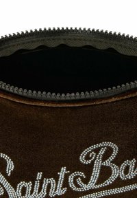 Sacchetto di velluto marrone con una cerniera nera aperta e le parole "Saint Ba" scritte in strass sul tessuto.