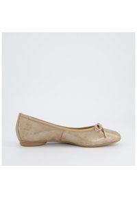 Ballerine beige realizzate in materiale lucido, con punta rotonda e un nodo decorativo con un accento dorato sul davanti. Suola piatta.