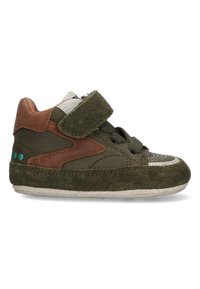 Groene en bruine peutersneakers met suède accenten, gepolsterde kraag, klittenbandsluiting, gevarieerde zool en contrasterende stiksels.