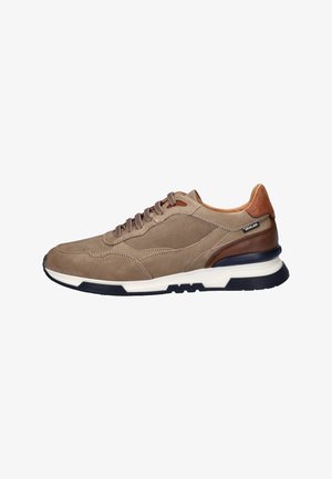 Brauner Sneaker aus Veloursleder und Leder mit weißer und schwarzer Sohle, perforierter Seitenpaneel und Schnürverschluss, mit der Marke "Vanlier" in der Nähe der Ferse.