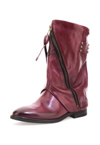 Bordo kožne gležnjače s opuštenim dizajnom, bočnim zatvaračem i dekorativnim metalnim detaljima. Glatka tekstura i okrugla puna. Ravna potpetica.