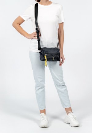 SURI FREY, Sac bandoulière - black