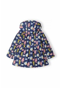 Imperméable bleu marine avec un imprimé de chat en plusieurs couleurs. Il comporte une capuche, des manches longues et un design plissé avec une texture lisse.