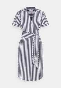 Gestreiftes Kleid mit blauen und weißen vertikalen Streifen, kurzen Ärmeln, einem kragenähnlichen Ausschnitt, einem gebundenen Taillengürtel und einem knielangen Saum.
