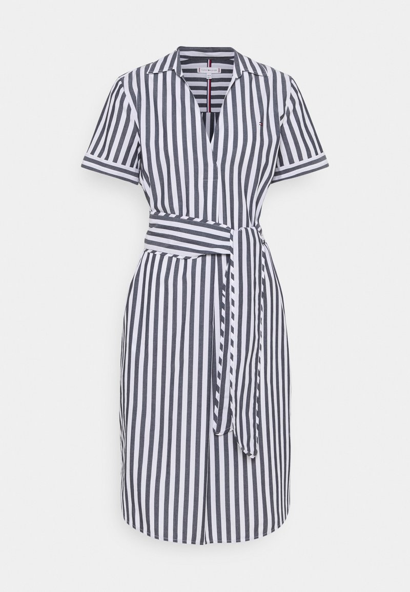 Gestreiftes Kleid mit blauen und weißen vertikalen Streifen, kurzen Ärmeln, einem kragenähnlichen Ausschnitt, einem gebundenen Taillengürtel und einem knielangen Saum.