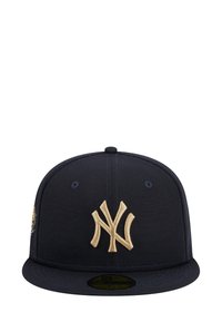 Casquette de baseball marine dotée d'un logo "NY" brodé en or à l'avant, avec une visière plate et une couronne structurée, fabriquée à partir d'un tissu durable.