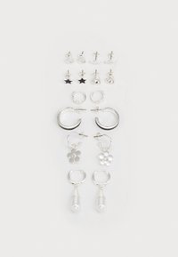 Ensemble de boucles d'oreilles en argent comprenant des clous et des créoles, arborant des motifs floraux, des étoiles, des accents en perles, ainsi que diverses textures et finitions.