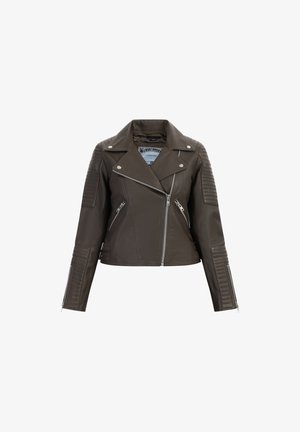 Bruine leren motorjas met asymmetrische rits aan de voorkant, zilveren hardware, gestikte schouder- en elleboogdetails en een slanke pasvorm.