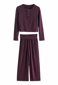 Compleu de loungewear cu prindere purpurie, format dintr-un top scurt cu mâneci lungi și detalii cu butoane, împreună cu pantaloni cu croi larg și talie elastică.